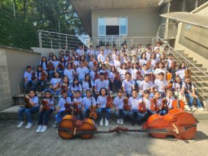 Orquesta Sinfónica de Notas de Paz, grupo completo