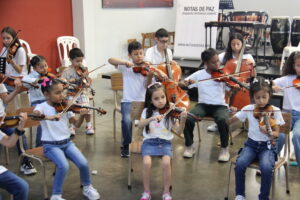 Donar un instrumento permite brindar recursos a los niños para aprender música